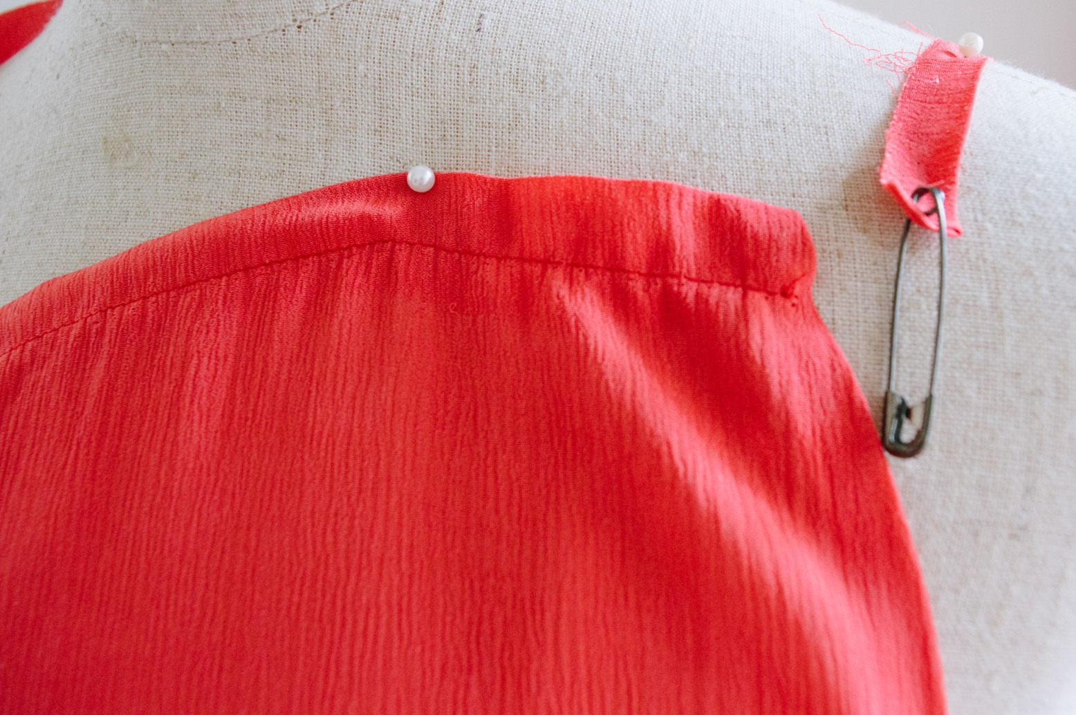 DIY:Vibrant Backless Maxi Dress With Slit : 8 Steps - Instructables